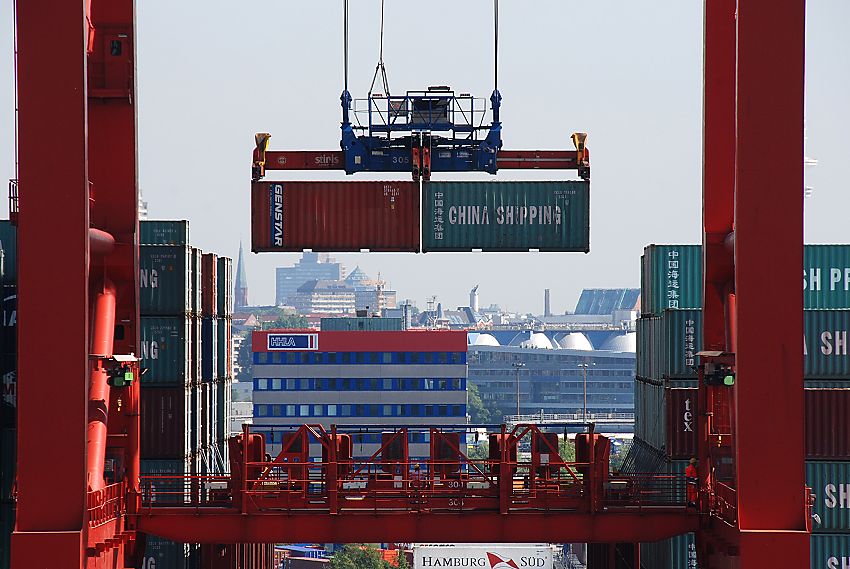 011_15757 zwei Standartcontainer TEU hngen an den Haken der Laufkatze des Containerkrans - im Hintergrund ein Verwaltungsgebude der HHLA am Burchardkai. www.fotograf-hamburg.de