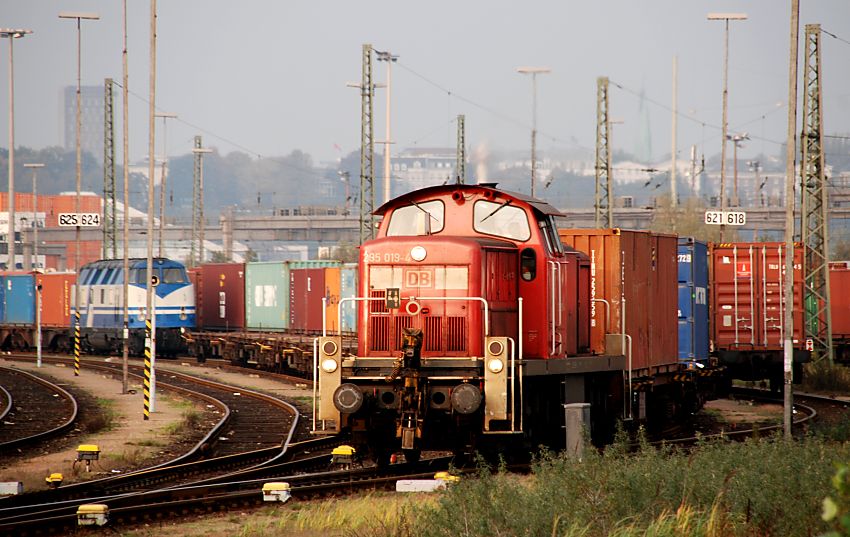 011_14387/00 eine Gterlokomotive der Deutschen Bahn zieht einen langen Gterzug mit seiner Containerladunng von der Verladestation am Containerterminal Burchardkai. www.fotograf-hamburg.de