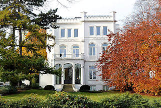0717 Villa im Stil des Klassizismus im Alstervorland - Buchenbltter im Herbst.
