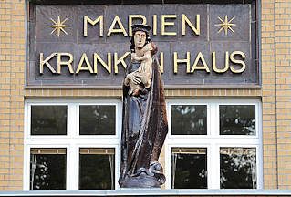 9744 Eingang des Marienkrankenhauses - Marienskulptur an der Fassade.
