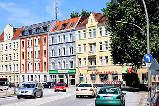 6394 Farbige Grnderzeitgebude in Hamburg Wilstorf - Wohnbebauung an der Haupverkehrsstrasse des Stadtteils.