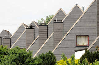 9101 Mit Schindeln verkleidete Schornsteine und Hausfassaden - Doppelhuser in der Strae Blcken in Barsbttel.