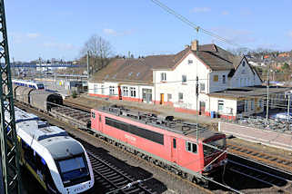 4734 Bahnhof in Buchholz in der Nordheide - Lokomotive, Gterzug in Fahrt.