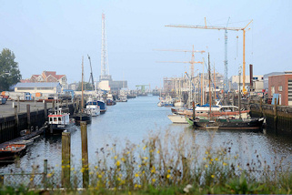 2_3832 Hafen von Cuxhaven - Schiffe am Kai vom Landwehrkanal - im Hintergrund die Klappbrcke.