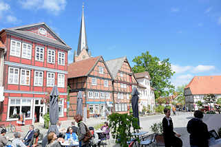 1171 Sommertag in Dannenberg, Elbe - Strassencafe; historische Wohnhuser, Geschftshuser in Fachwerkkonstruktion Am Markt - Kirchturm der Dannenberger Kirche St. Johannis.