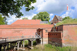 1267 Brcke Eingang Dmitzer Festung; pentagonale Flachlandfestung, erbaut im 16. Jahrhundert / im Vordergrund die Zugbrcke.