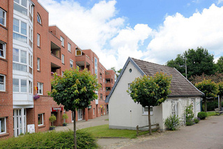 1081 Wohnblock / Neubau und historisches Deputatshaus an der Dorfstrae in Glinde - in den 1970er Jahren konnte der Abriss der alten Huser verhindert werden. Deputatshuser wurden Landarbeitern fr einen Teil ihres Lohns zur Verfgung gestellt.