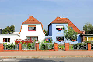 0782 Einfamilienhuser in der Bahnhofstrasse von Hagenow; weisse und blaue Hausfassade.