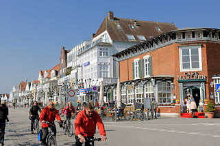 0468 FahrradfahrerInnen auf der Promenade von Lbeck-Travemnde - historische Bderarchitektur an der Ostsee.