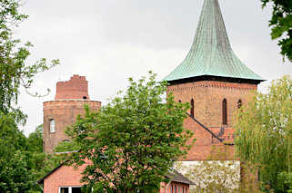 7425 Glockenturm der St. Johanniskirche, Kupferdach und Amtsturm Lchow.