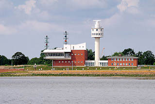 1082 Radaranlage und Betriebsgebude an der Einfahrt der Schleuse zum Nord Ostsee Kanal - Blick von der Elbe.