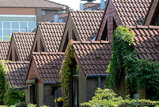 3249 Mit Dachpfannen eingedeckte Hauseingnge und Dcher -  Neubaugebiet, Reihenhaus in Norderstedt