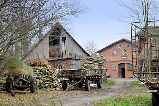 3318 Bauernhof in Quickborn, Ortsteil Renzel - landwirtschaftliche Anhnger, Feuerholz, Holzscheune mit Heu.
