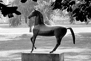 3057 Pferdeskulptur beim Ratzeburger Rathaus - Kreispferd / Bronzeskulptur, Knstler - Bildhauer Karl Heinz Goedtke ( Eulenspiegelbrunnen Mlln ) Die Skulptur ist 1962 zum 900 jhrigen Stadtjubilum Ratzeburgs aufgestellt worden.