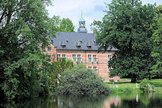 6274 Blick ber den Mhlenteich / aufgestaute Bille zum Reinbeker Schloss. Das Schloss Reinbek in Reinbek wurde als eine der Nebenresidenzen des herzoglichen Hauses Schleswig-Holstein-Gottorf im 16. Jahrhundert errichtet. Es gehrt zu den frhesten Bauten
