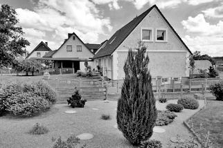7336 Einzelhuser mit Vorgarten - Wohnhuser in Slfeld, Schwarz-Wei-Aufnahme.