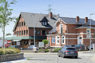 1142 Historisches Wohnhaus - jetzt Gewerbenutzung / Neubau Geschftshaus - Restaurant in der Hamburger Strae von Wentorf.